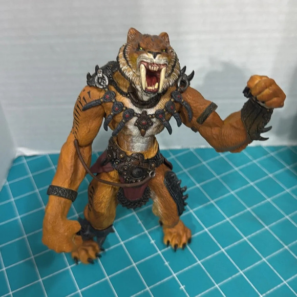 Stan Winston Creatures Realm of the Claw: Sabyr Action Figure - Picture 3 of 3